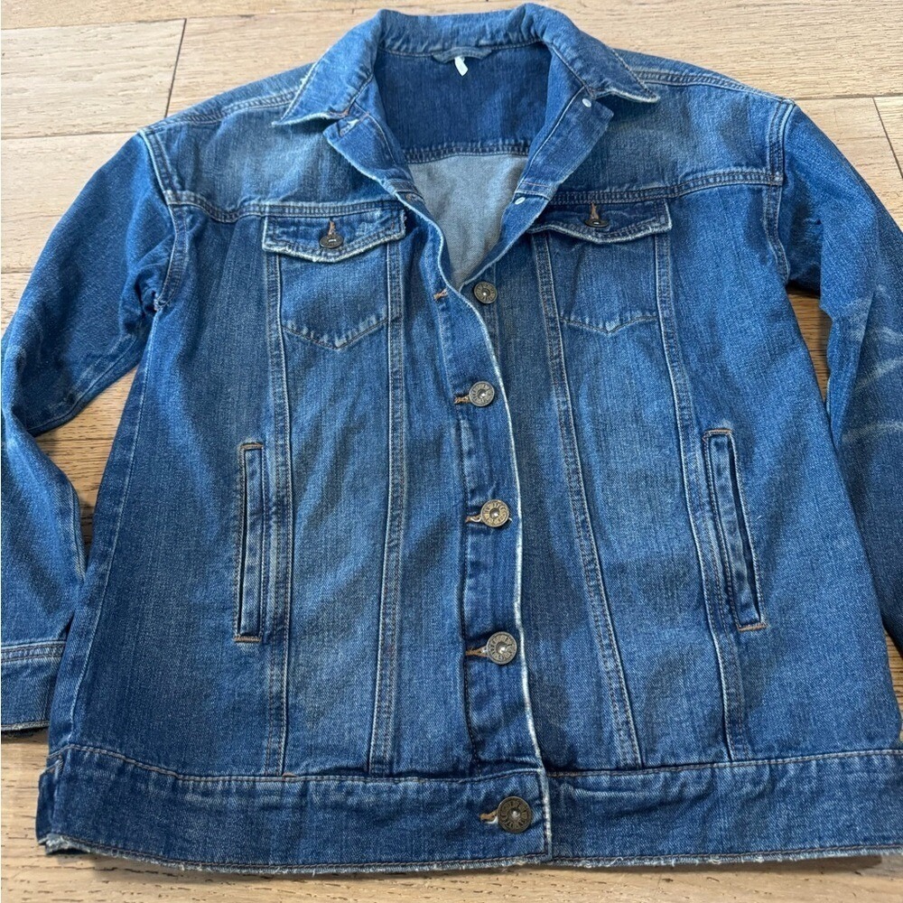 Free People Medium Wash Denim Trucker Jacket Blue XS Frayed Hem Cotton‎ (1274)